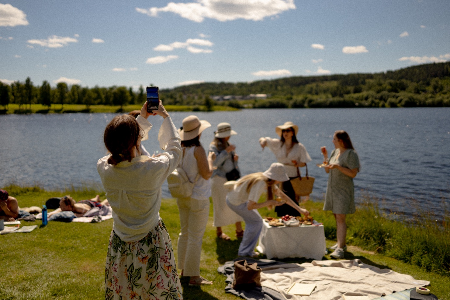 Picnic and watercolors by the lake